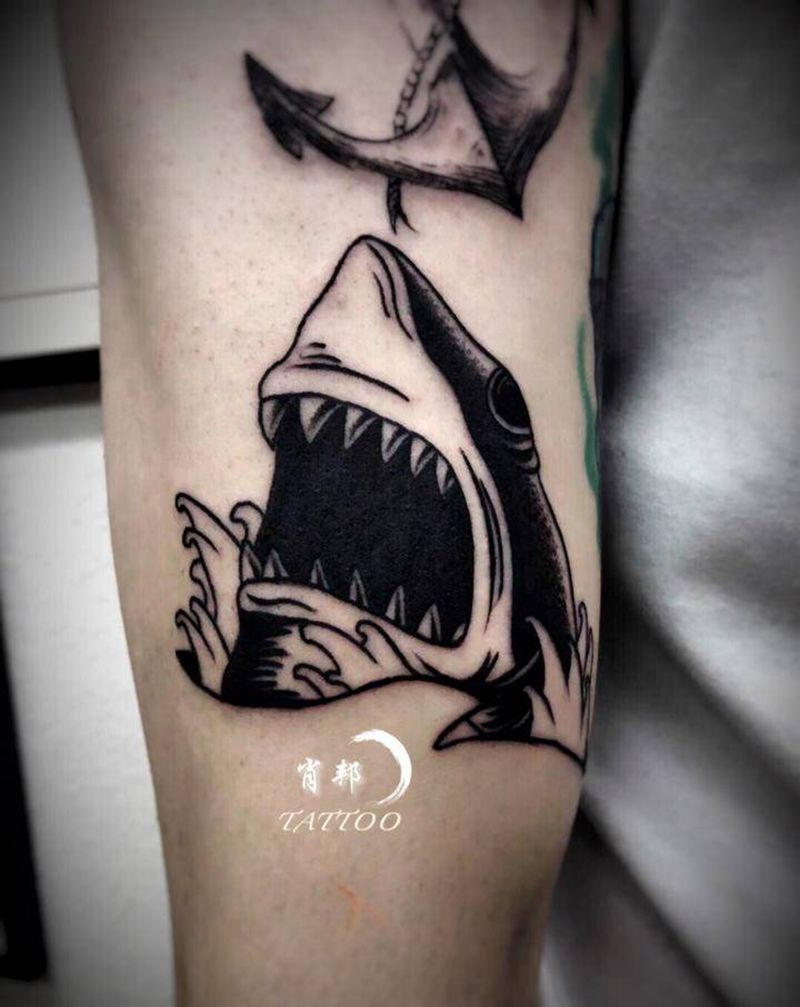鲨鱼纹身图片_手臂Old School纹身图案