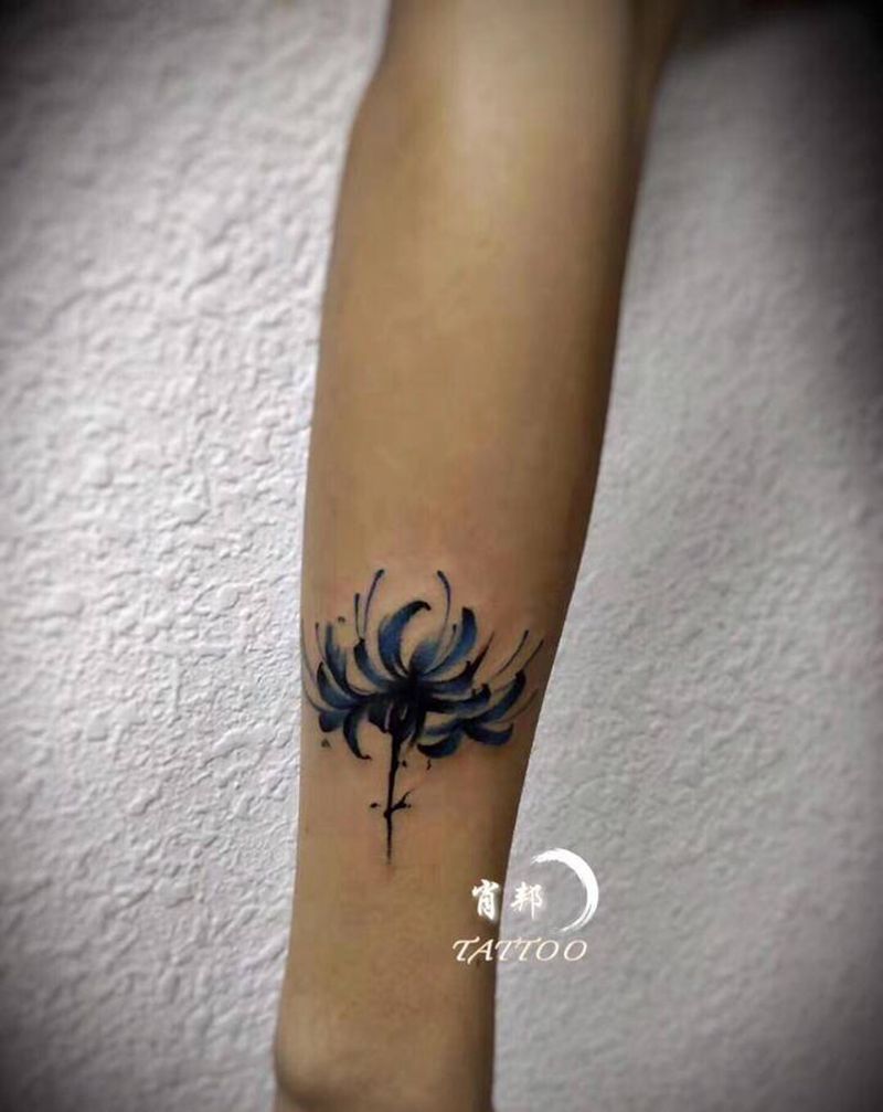 蓝色彼岸花纹身图片_手臂水墨水彩纹身图案