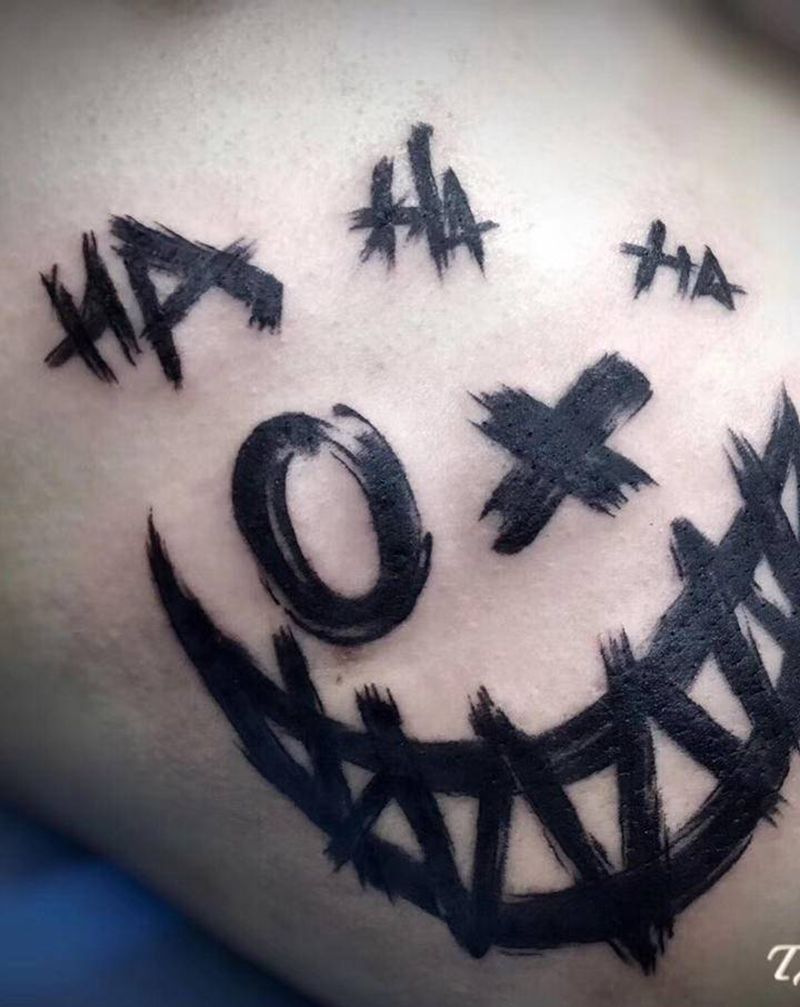 ha'ha笑脸纹身图片_腹部纹身图案