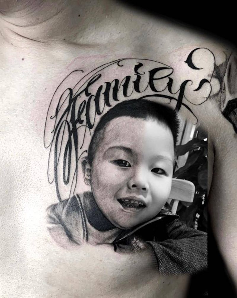 肖像纹身图片_胸部欧美写实花体字肖像纹身图案