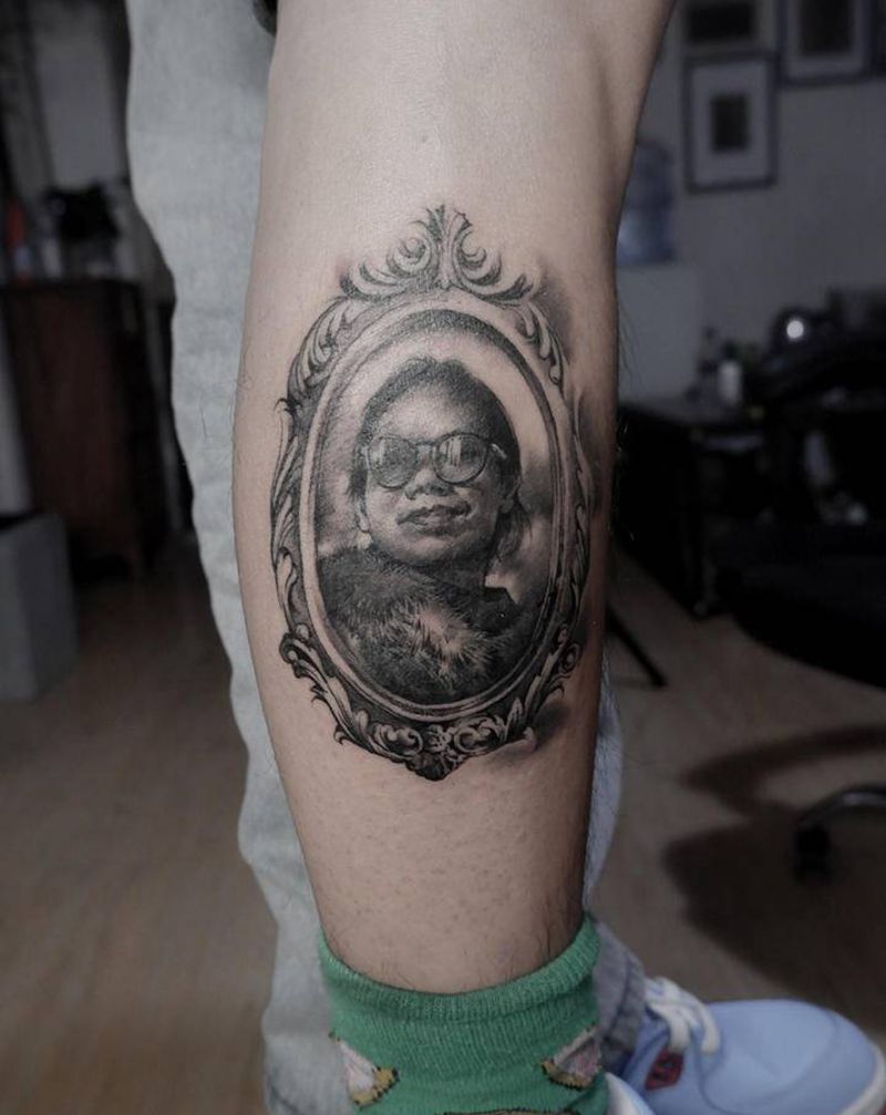 母亲纹身图片_腿部欧美写实图腾肖像素描亲人纹身图案