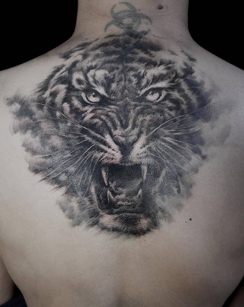 老虎纹身图片_背部颈部欧美写实动物遮盖没想到啊纹身图案