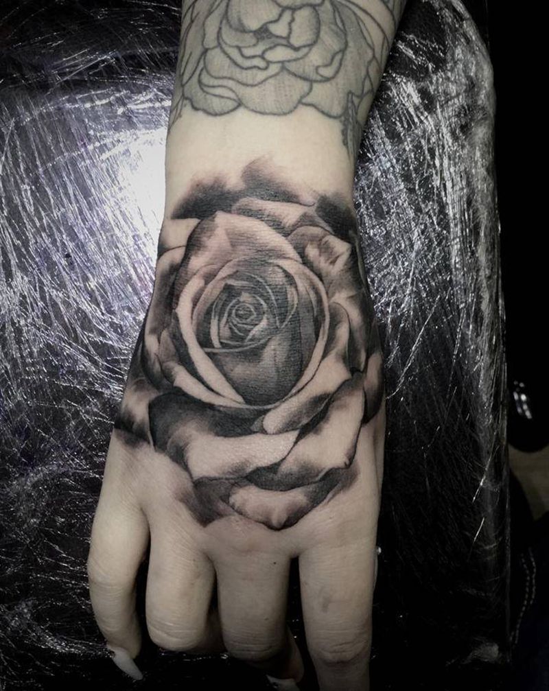 玫瑰花手纹身图片_手部欧美写实纹身图案