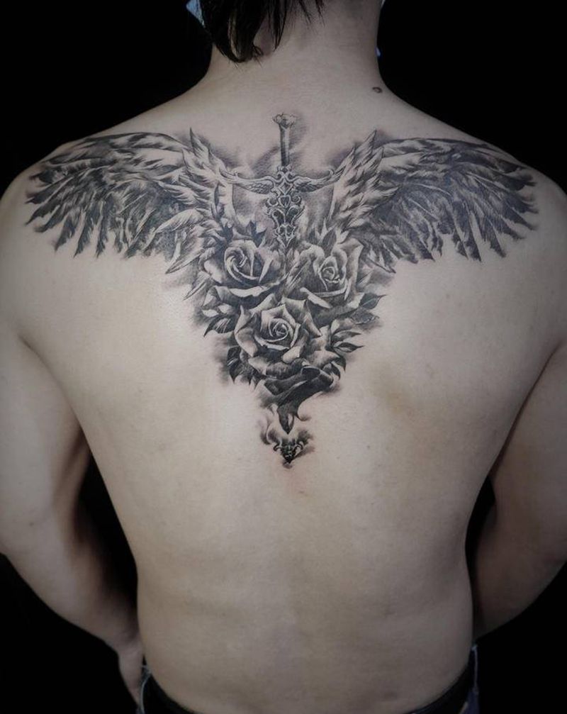 仗剑携酒纹身图片_肩部背部欧美写实自由纹身图案