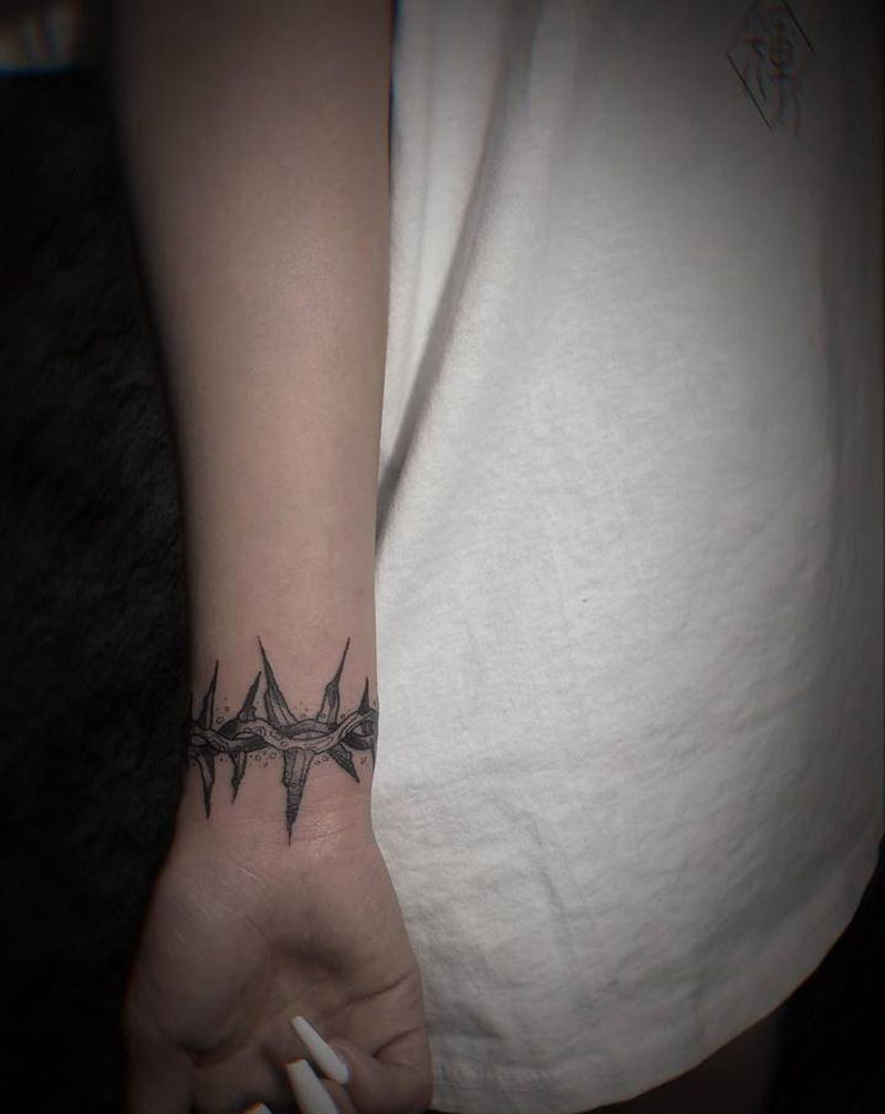荆棘臂环纹身图片_手部纹身图案