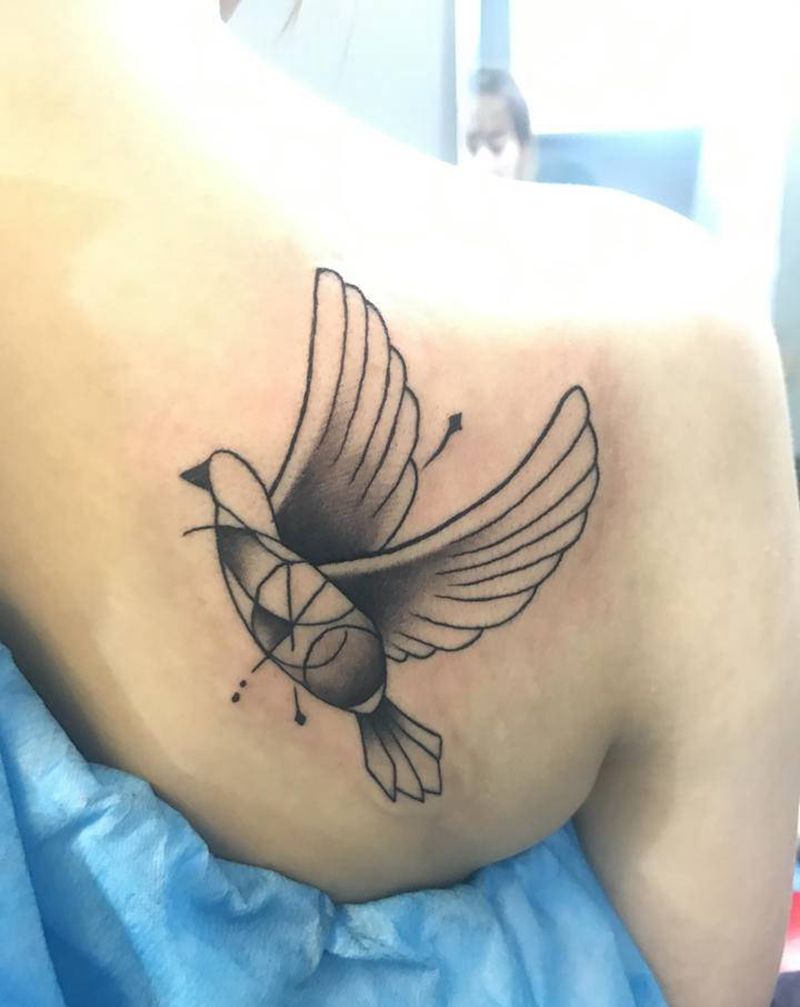 鸽子纹身图片_背部几何纹身图案