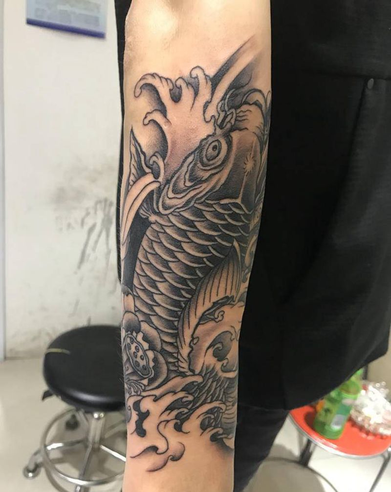 鱼纹身图片_小臂黑白纹身图案
