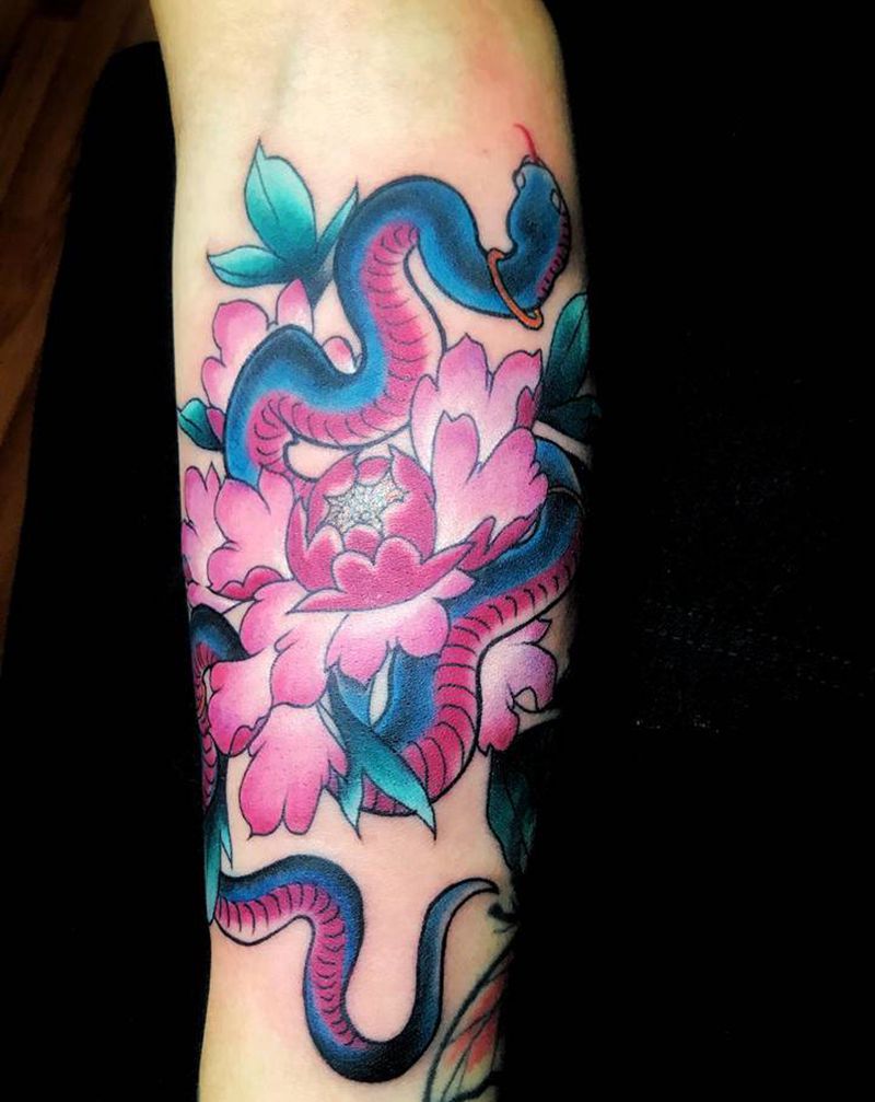 蛇盘牡丹纹身图片_手臂纹身图案