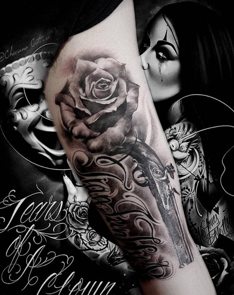 为母则Gun纹身图片_手臂欧美写实花体字亲情母亲玫瑰纹身图案