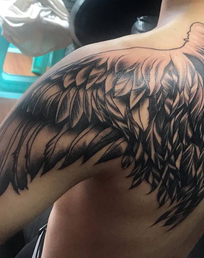 翅膀纹身图片_肩部老传统纹身图案
