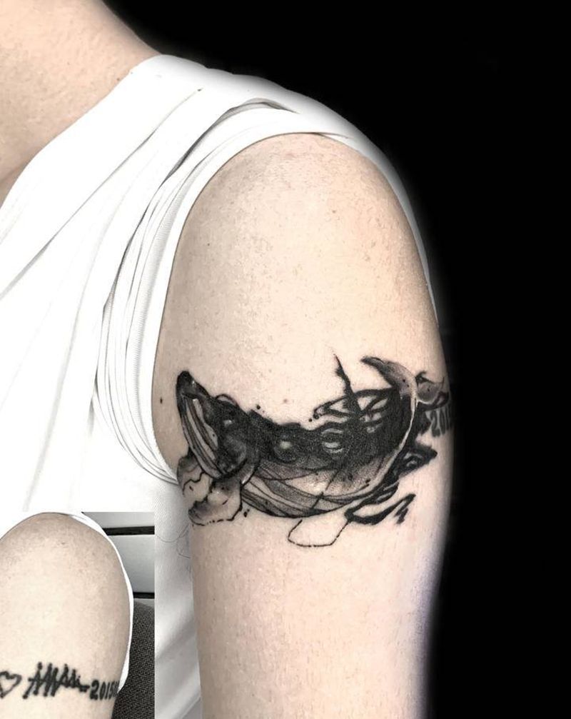 遮盖纹身图片_手臂水墨鲸鱼纹身图案