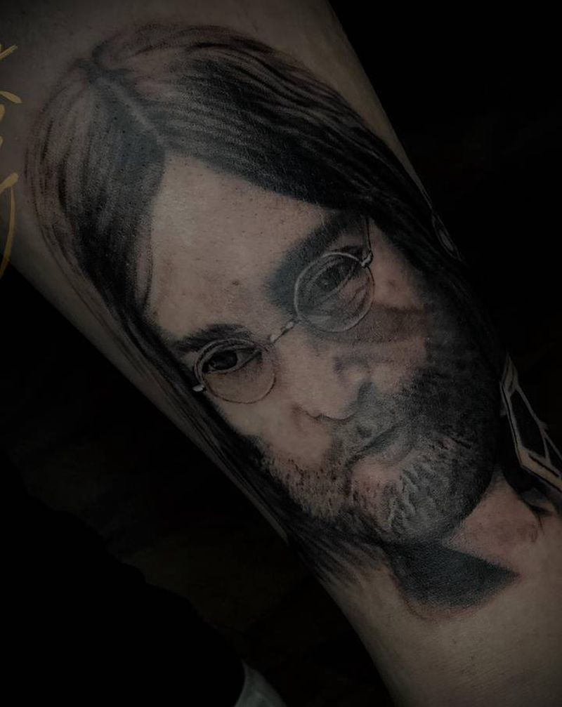 列侬纹身图片_腿部欧美写实人物纹身图案