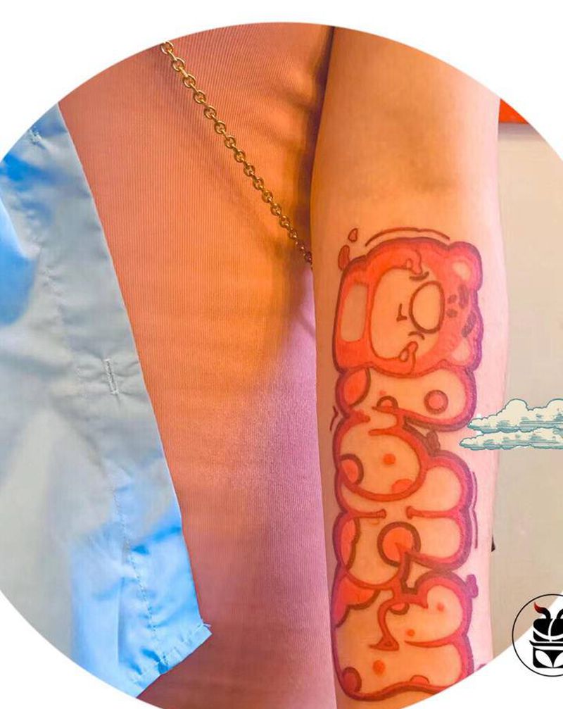 熊和字母的结合纹身图片_手臂纹身图案