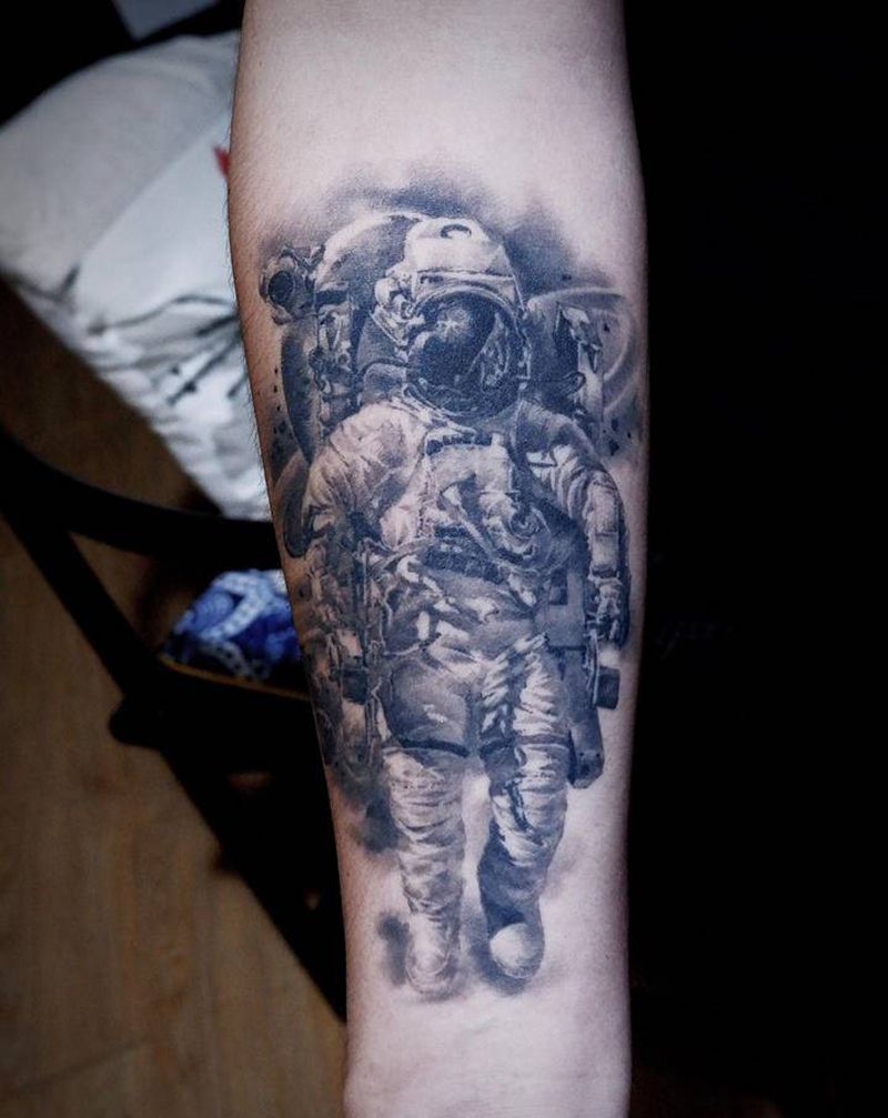 宇航员纹身图片_手臂手部欧美写实宇宙素描太空纹身图案