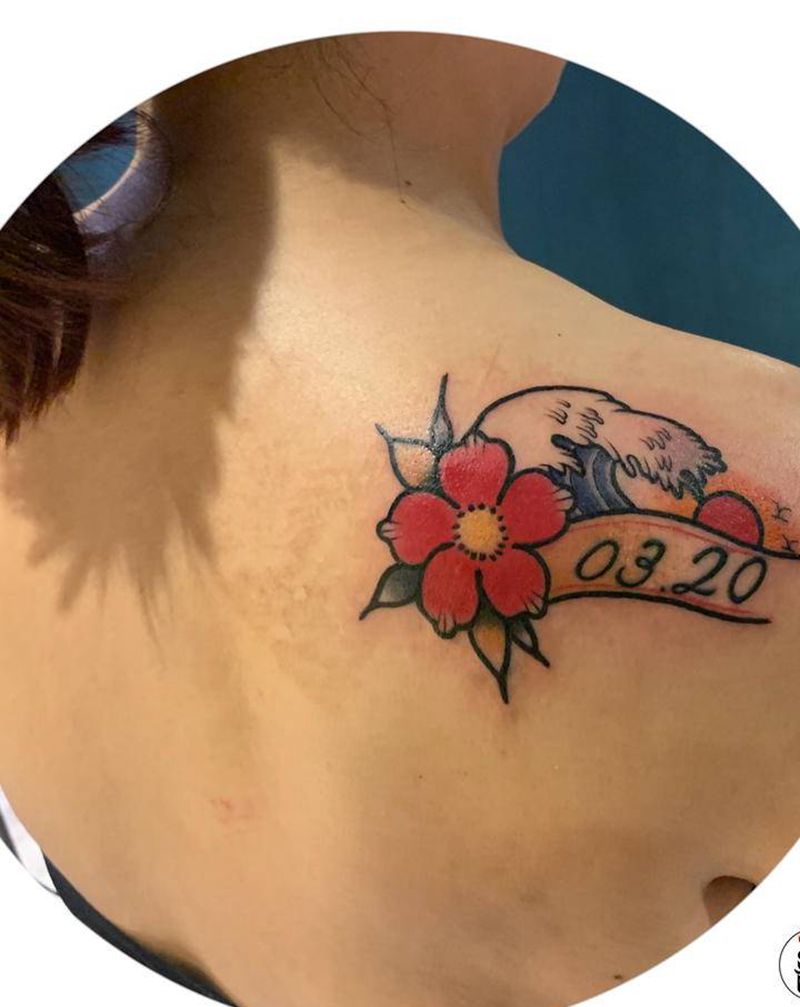 海浪纹身图片_背部海浪纹身图案