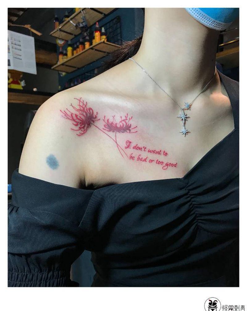彼岸花纹身图片_肩部彼岸花字母纹身图案