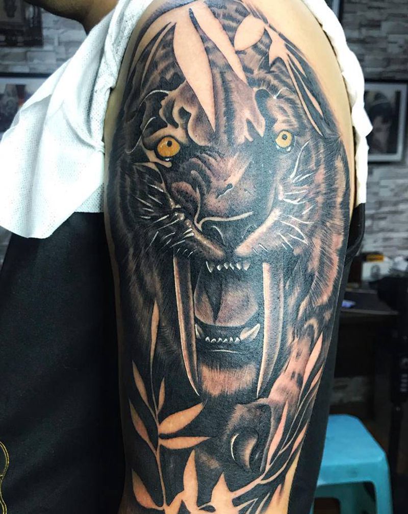 剑齿虎纹身图片_手臂纹身图案