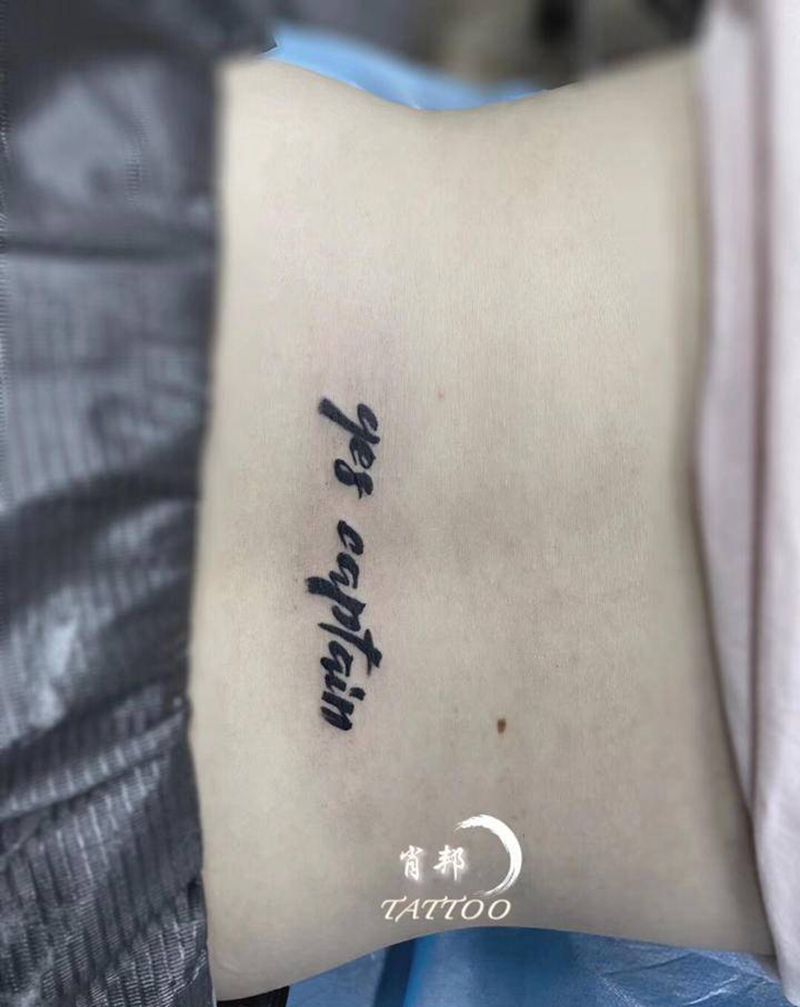 腰眼英文纹身图片_腰部纹身图案