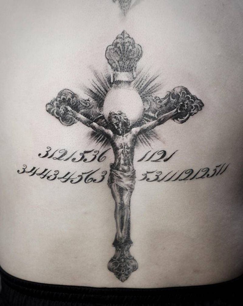 十字架纹身图片_背部欧美写实点刺耶稣纹身图案