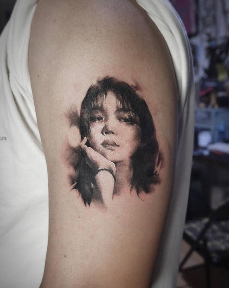 青梅竹马纹身图片_手臂欧美写实小图肖像纹身图案