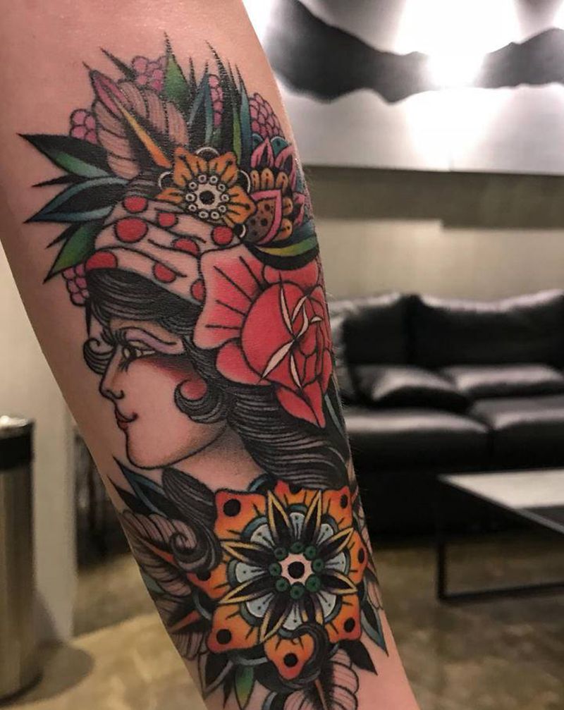 Oldschool女郎纹身图片_手臂Old School女郎纹身图案