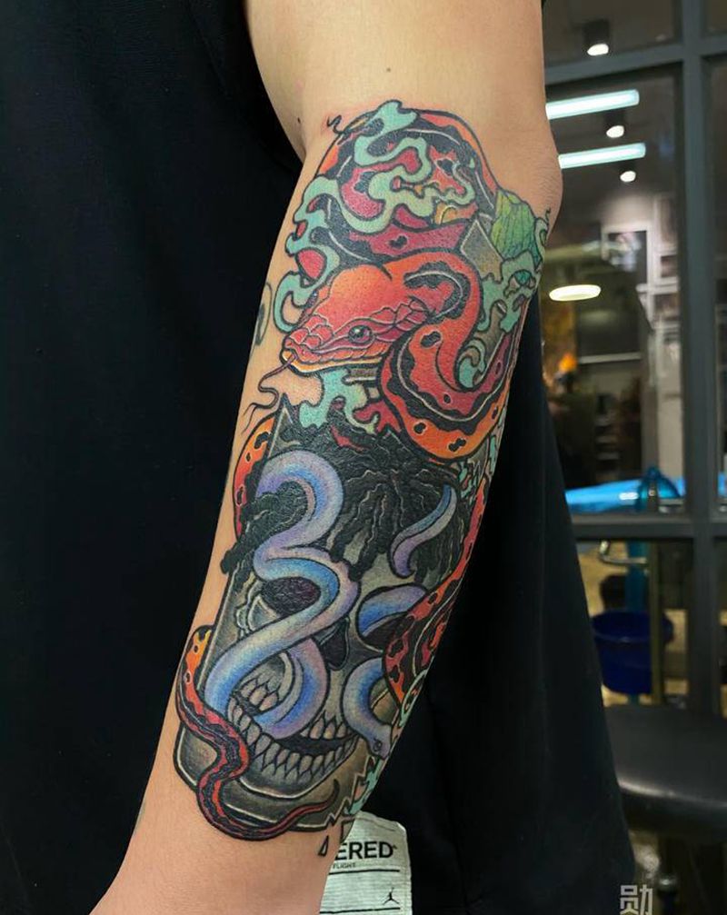 修改添加旧图纹身图片_手臂New SchoolOld School蛇 烟雾纹身图案