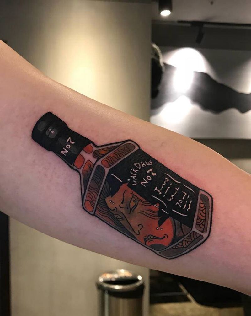 Newschool威士忌酒瓶纹身图片_手臂Old SchoolNew School酒瓶 威士忌纹身图案