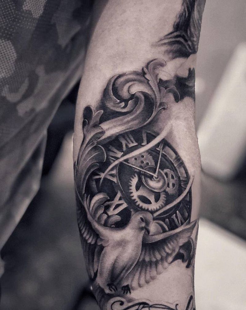 写实钟表鸽子纹身图片_手臂欧美写实钟表 鸽子纹身图案