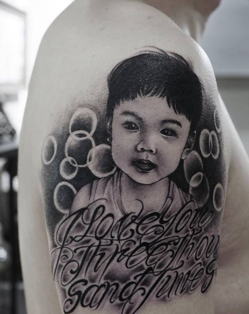 写实小孩肖像纹身图片_手臂欧美写实肖像 花体字纹身图案