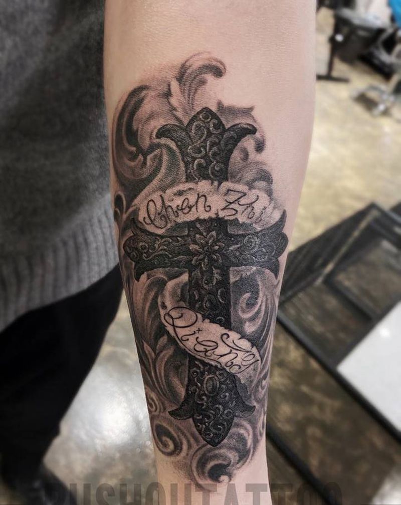 石雕十字架纹身图片_手臂欧美写实十字架 唐草纹身图案