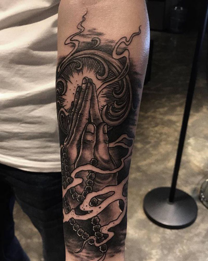 半写实祈祷之手纹身图片_手臂欧美写实祈祷之手纹身图案