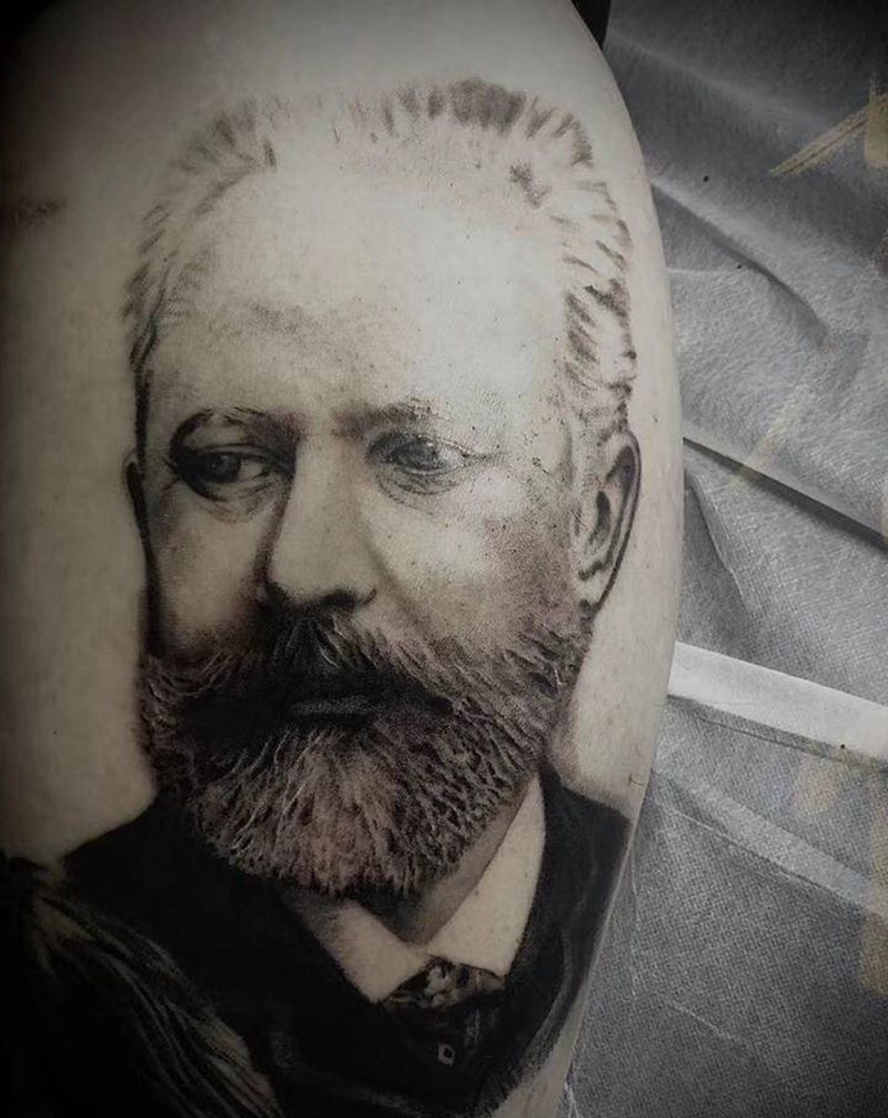 柴可夫斯基纹身图片_腿部欧美写实纹身图案