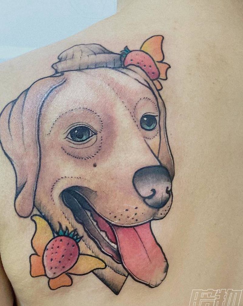 爱吃草莓的金毛纹身图片_背部New School金毛拉布拉多狗纹身图案