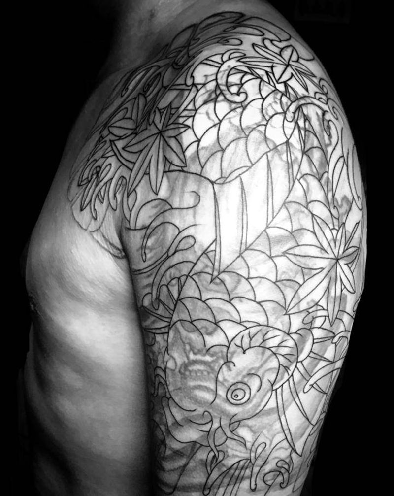 传统日式半胛鲤鱼纹身图片_手臂胸部老传统鱼纹身图案