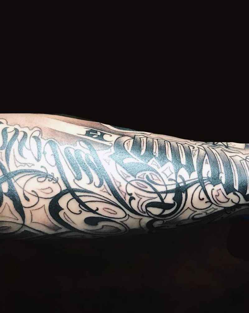 花体英文纹身图片_手臂花体字纹身图案