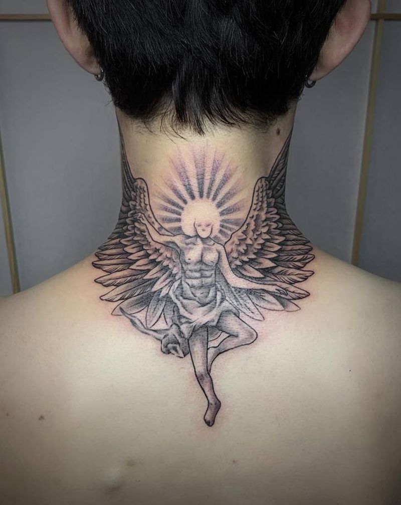 脖子后天使纹身图片_颈部欧美写实天使脖子翅膀纹身图案
