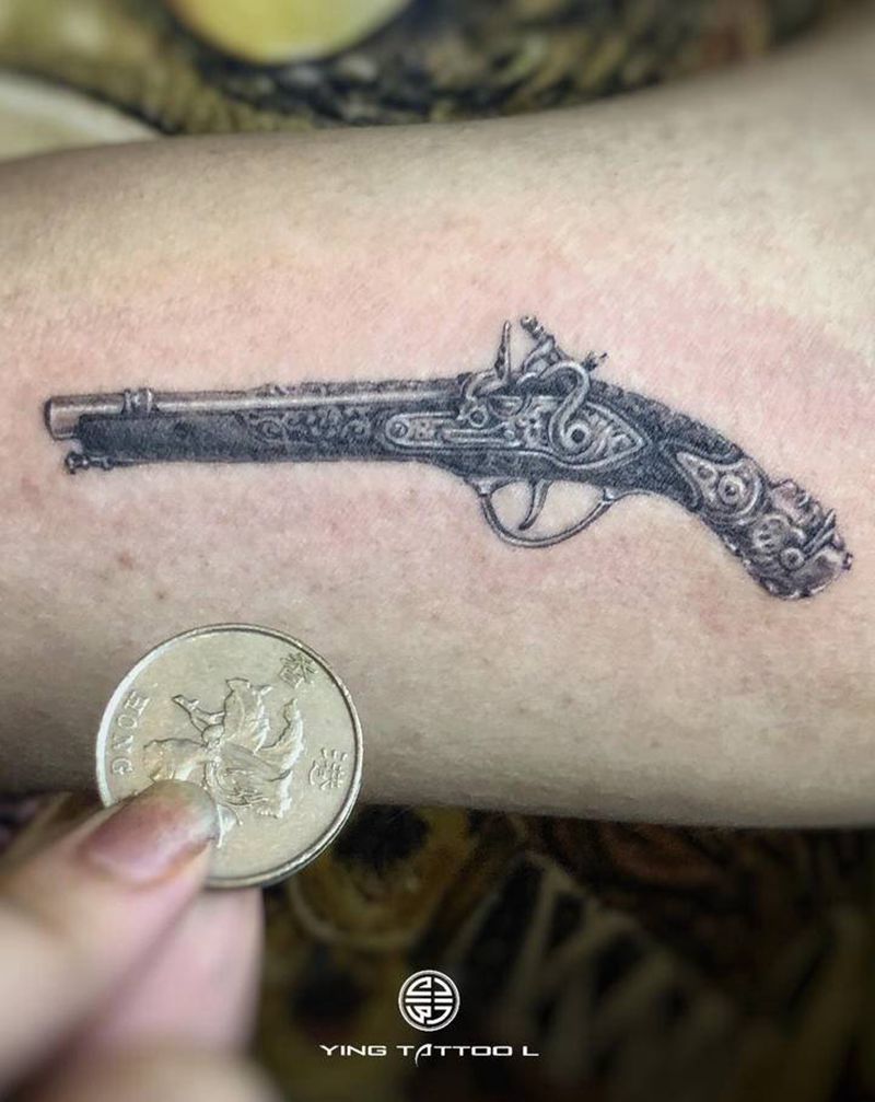 老枪纹身图片_手臂欧美写实点刺纹身图案