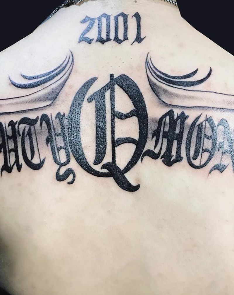 哥特英文纹身图片_背部花体字纹身图案