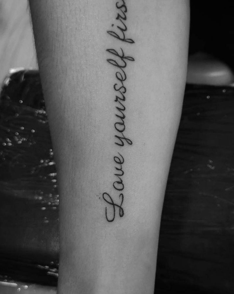 花体英文纹身图片_手臂花体字纹身图案