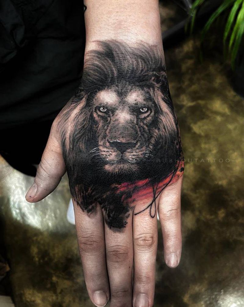 手背狮子纹身图片_手部欧美写实狮子纹身图案