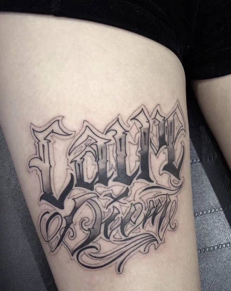 ⚜️纹身图片_腿部花体字奇卡诺西海岸花体纹身图案