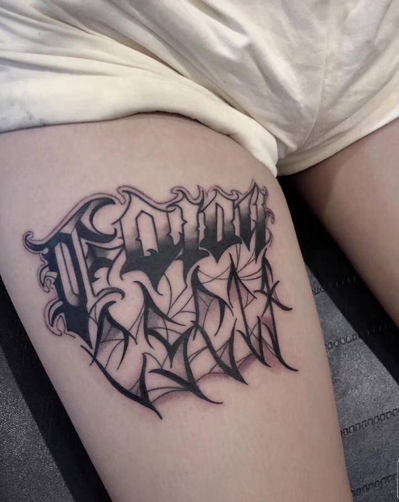 ⚜️纹身图片_腿部花体字奇卡诺花体字西海岸纹身图案