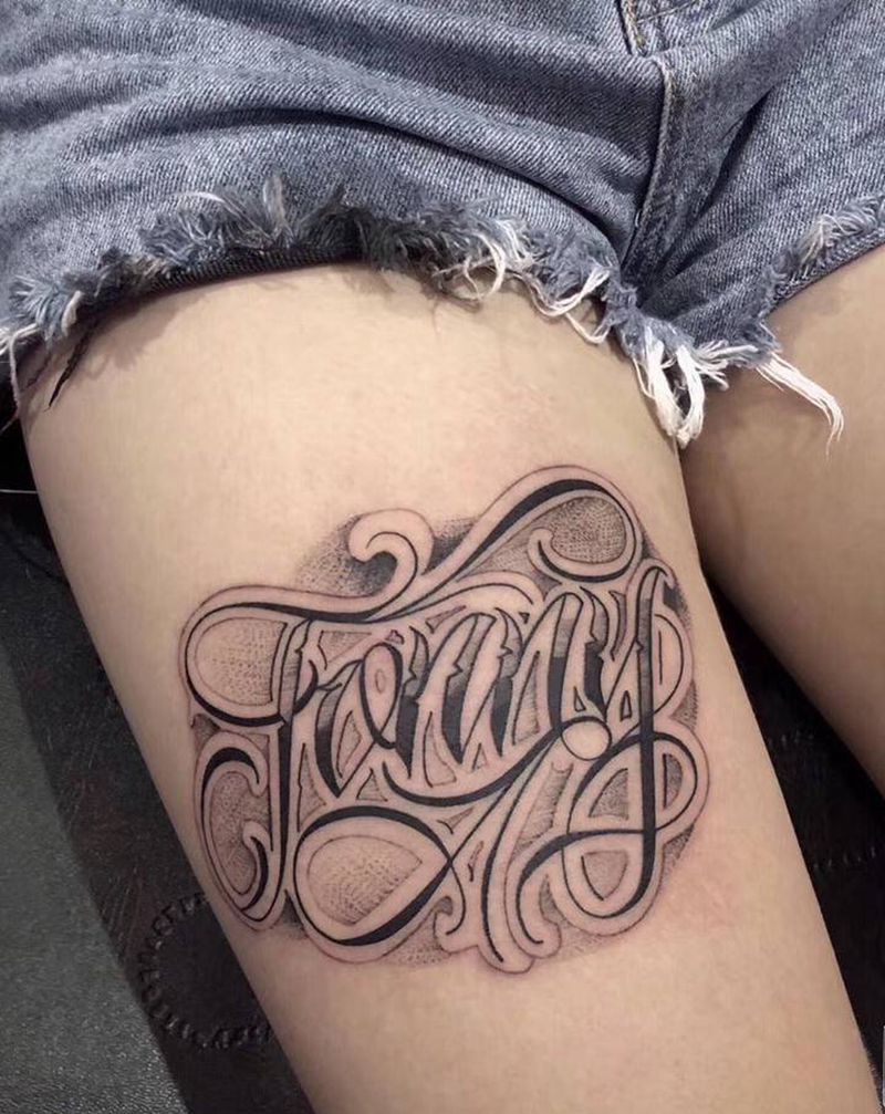 ⚜️纹身图片_腿部花体字奇卡诺花体西海岸纹身图案