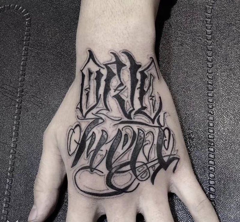 ⚜️纹身图片_手部花体字花体奇卡诺西海岸纹身图案