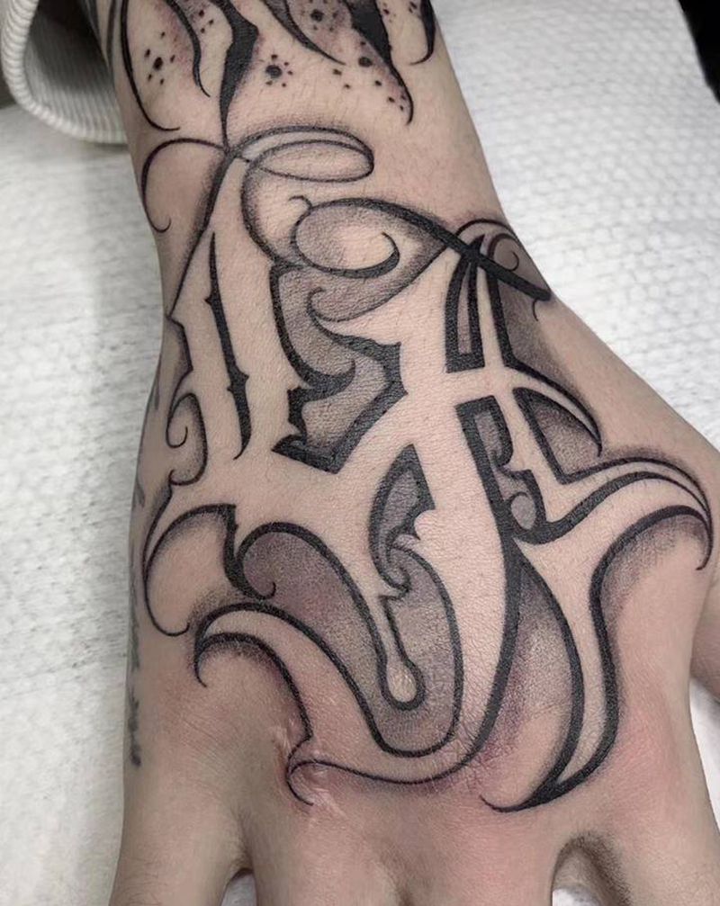 ⚜️纹身图片_手部花体字花体奇卡诺西海岸纹身图案