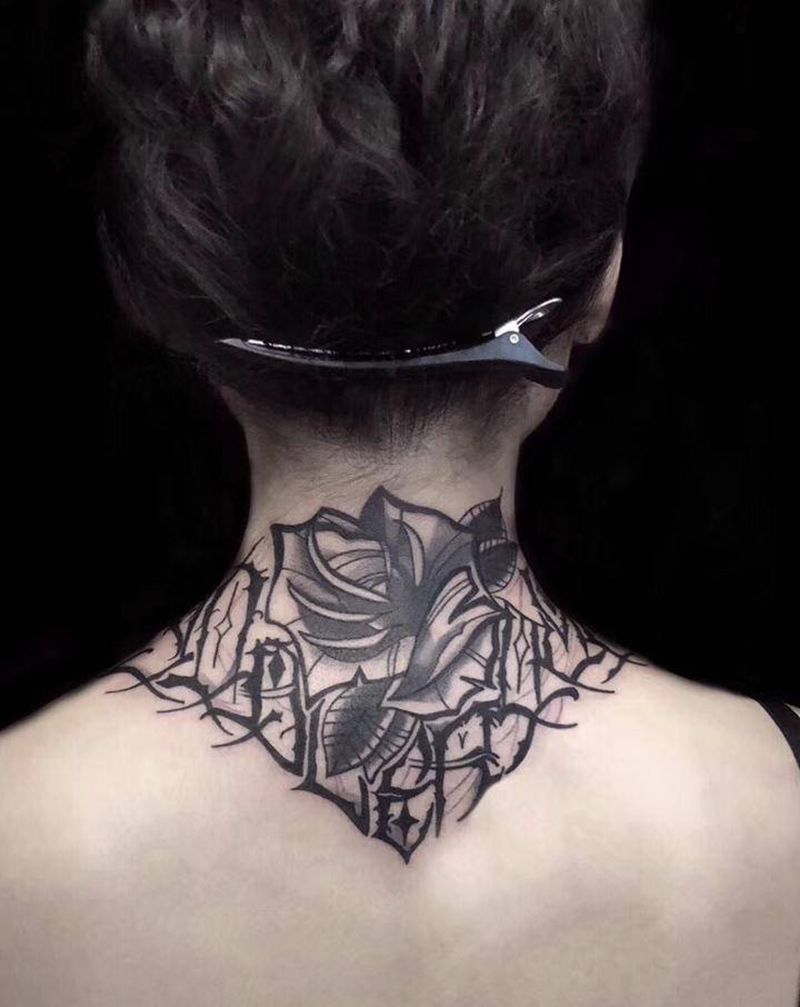 ⚜️纹身图片_颈部花体字奇卡诺西海岸玫瑰纹身图案