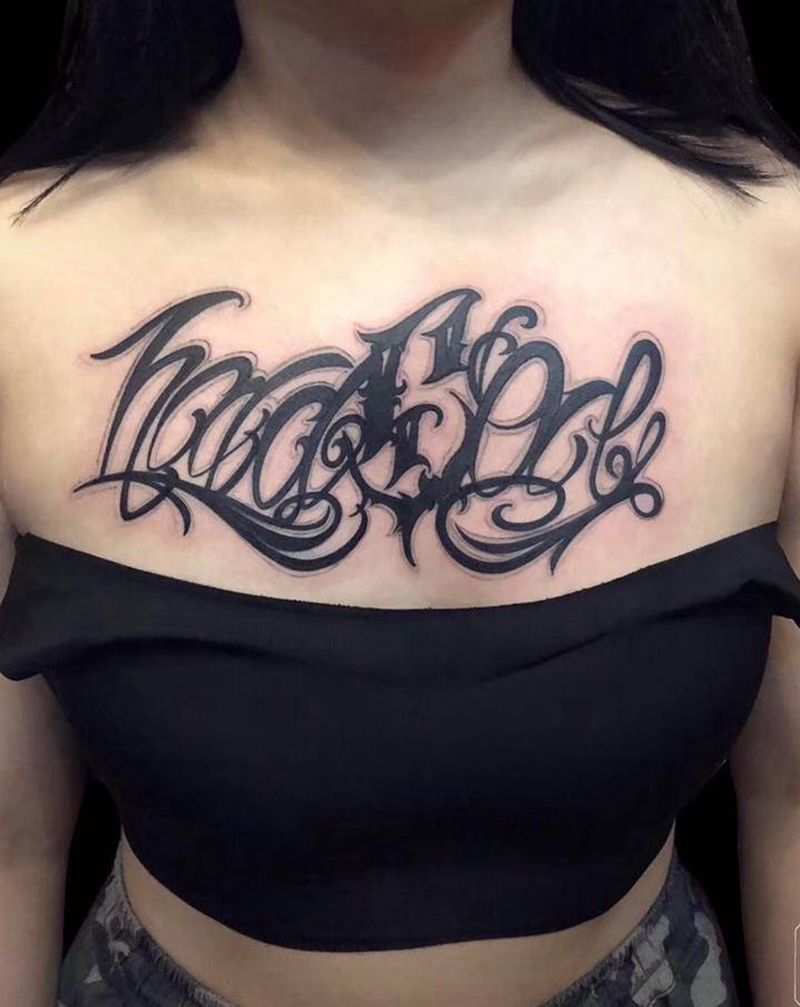 ⚜️纹身图片_胸部花体字花体奇卡诺西海岸纹身图案