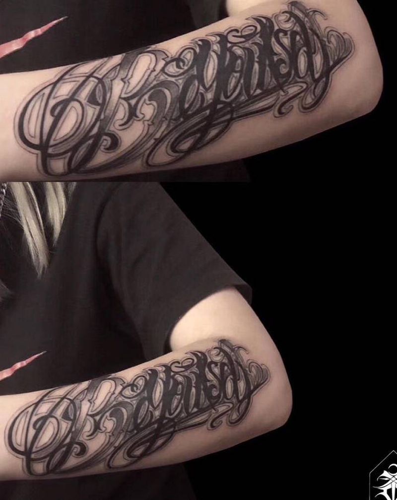 ⚜️纹身图片_手臂花体字花体奇卡诺西海岸纹身图案