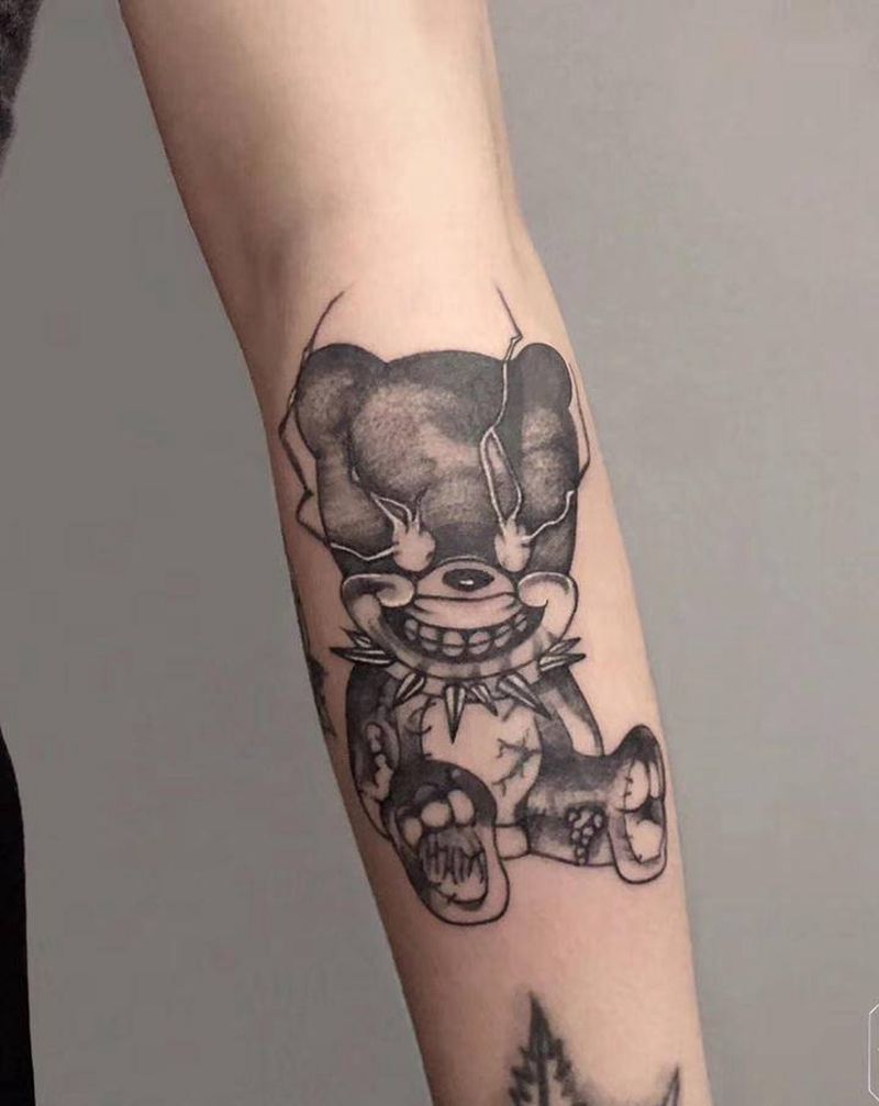 ⚜️纹身图片_手臂点刺暗黑熊纹身图案