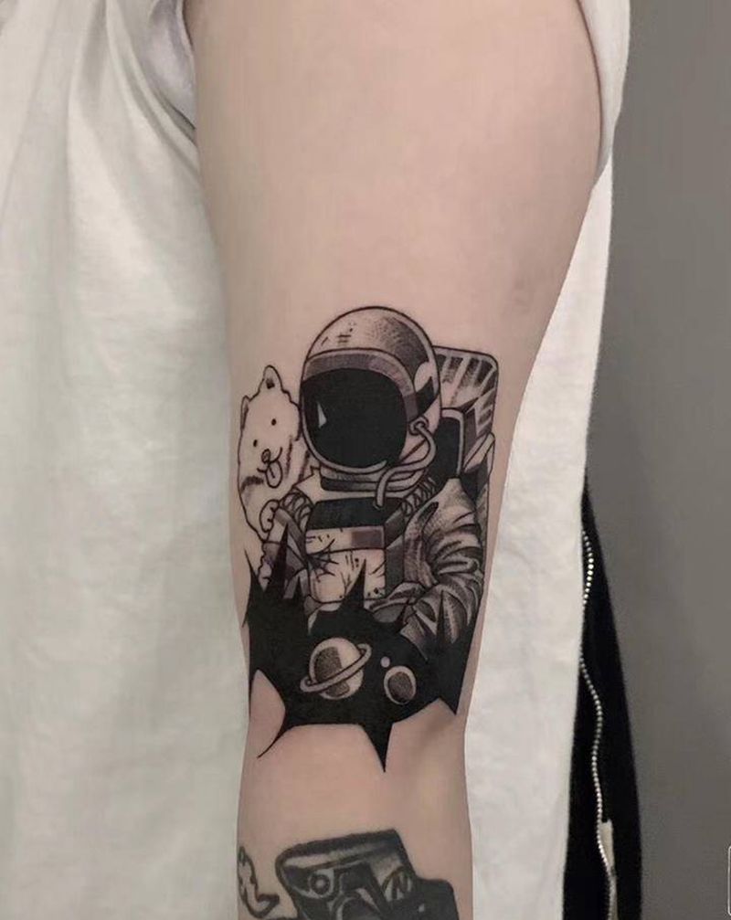 ⚜️纹身图片_手臂点刺暗黑宇航员宠物纹身图案
